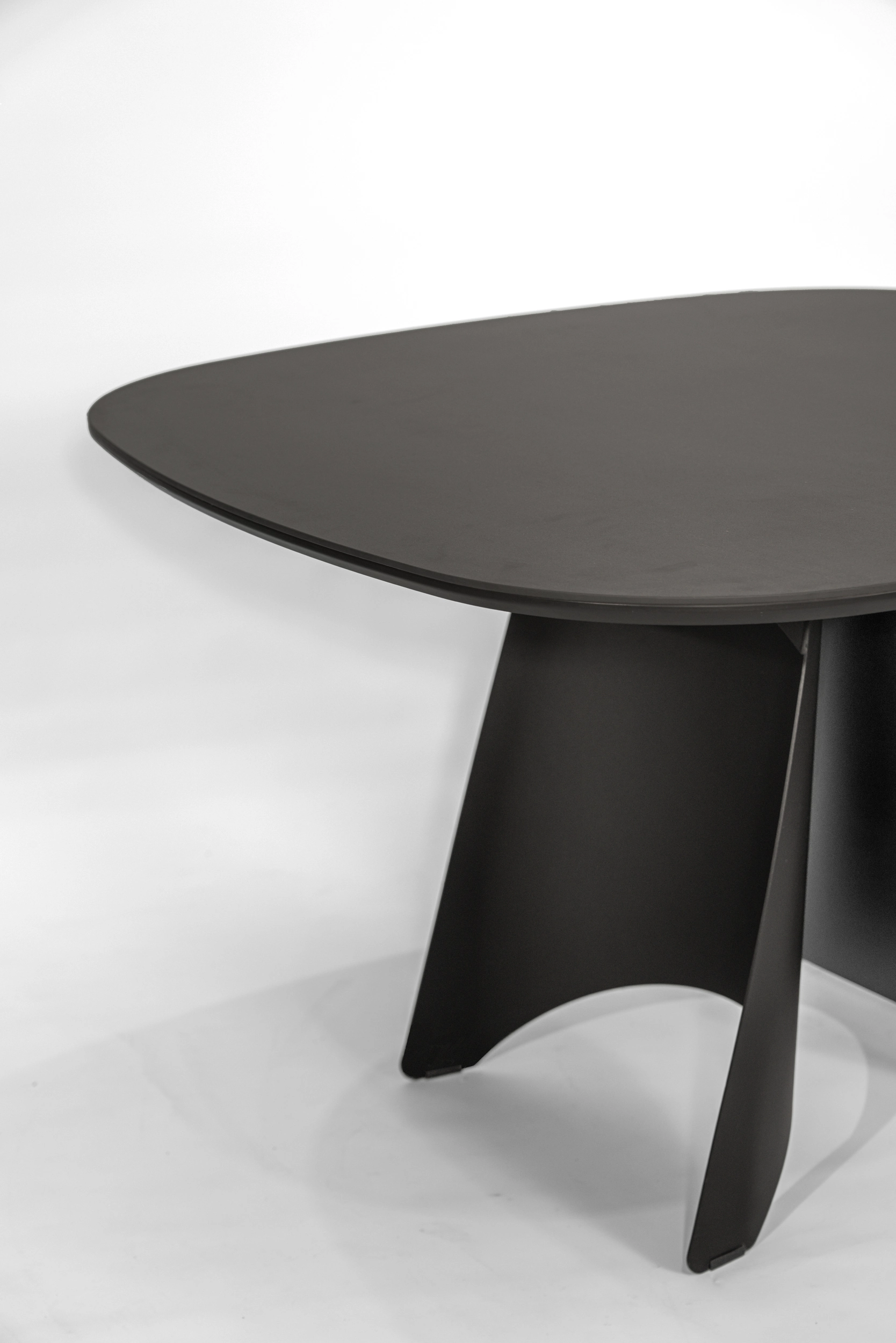 mesa-comedor-cuadrada-sinterizada-neolith-basalt-black-base-hierro-detalle