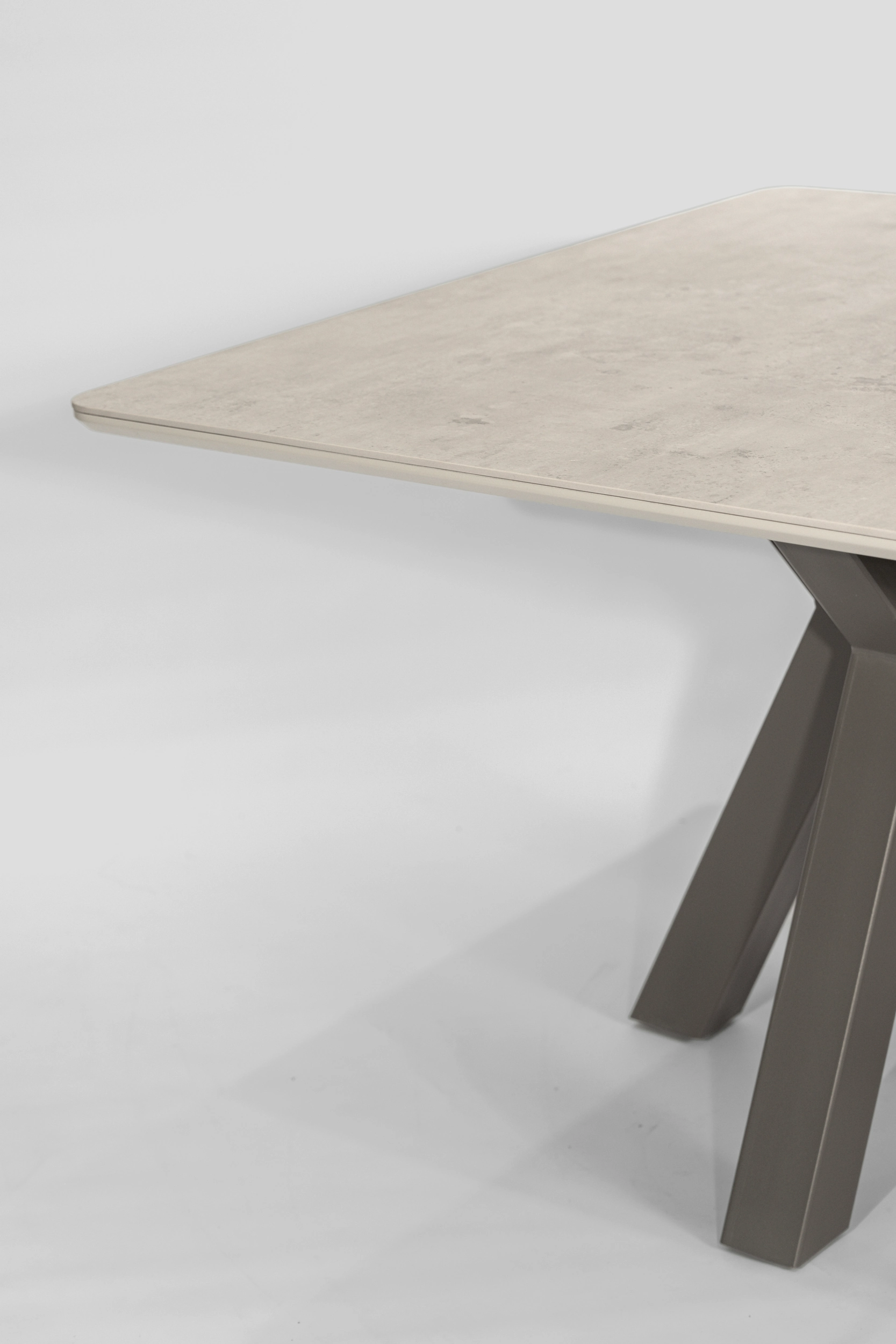 mesa-comedor-cuadrada-sinterizada-neolith-beton-base-hierro-detalle