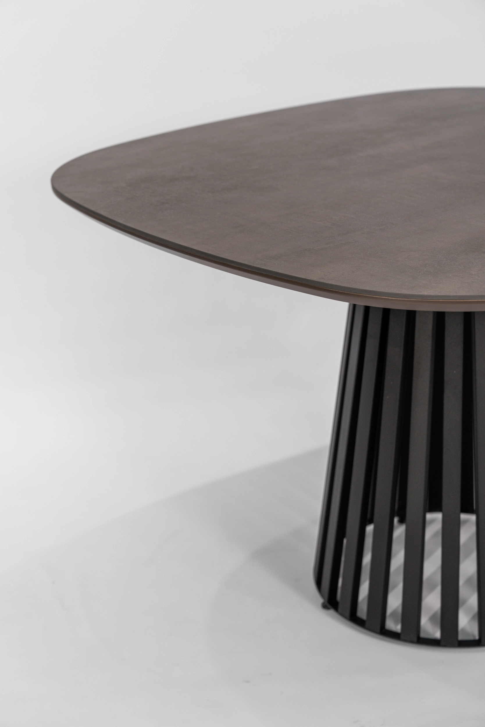 mesa-comedor-cuadrada-sinterizada-neolith-iron-copper-base-hierro-detalle