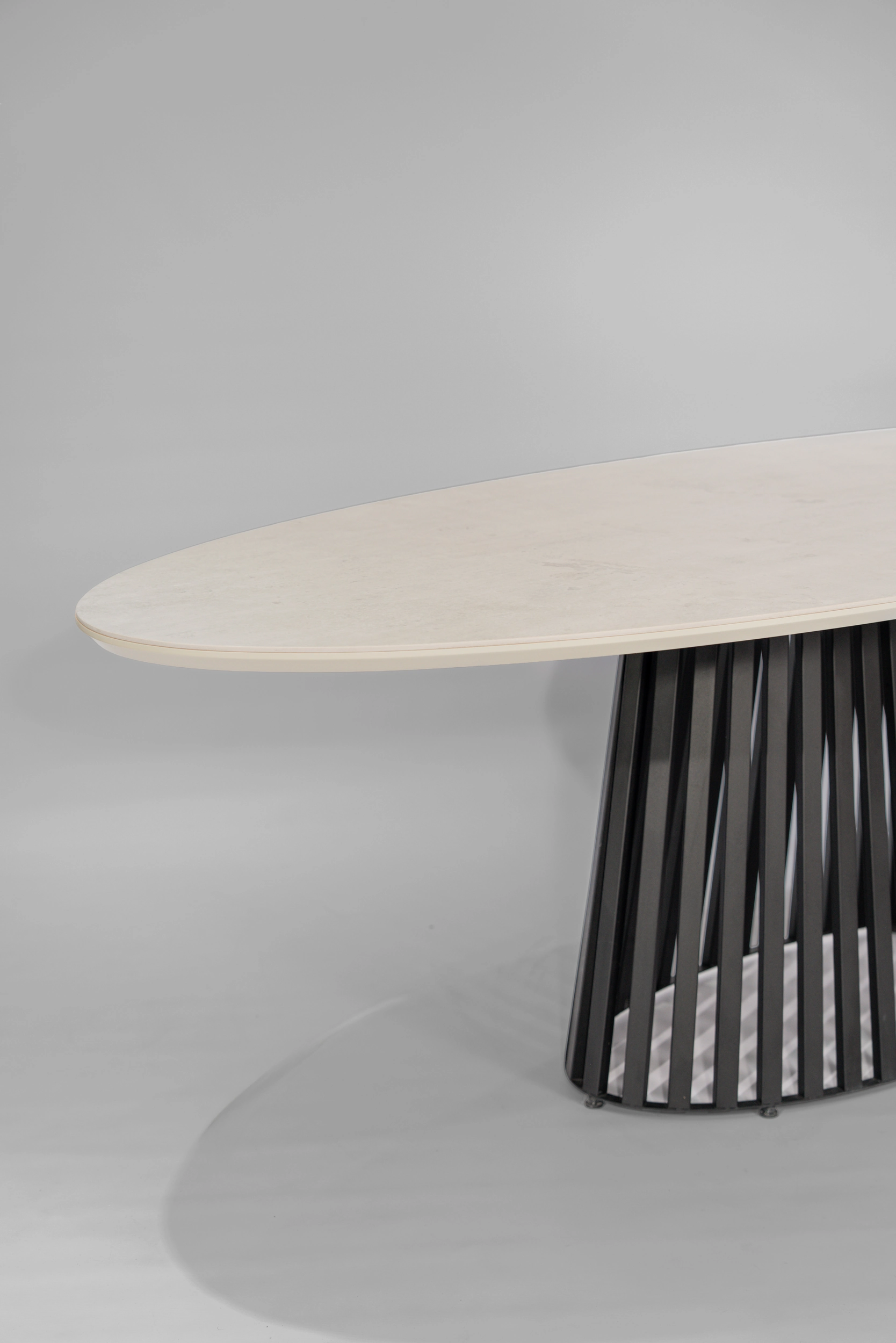 mesa-comedor-elipse-sinterizada-neolith-beton-detalle-base-hierro