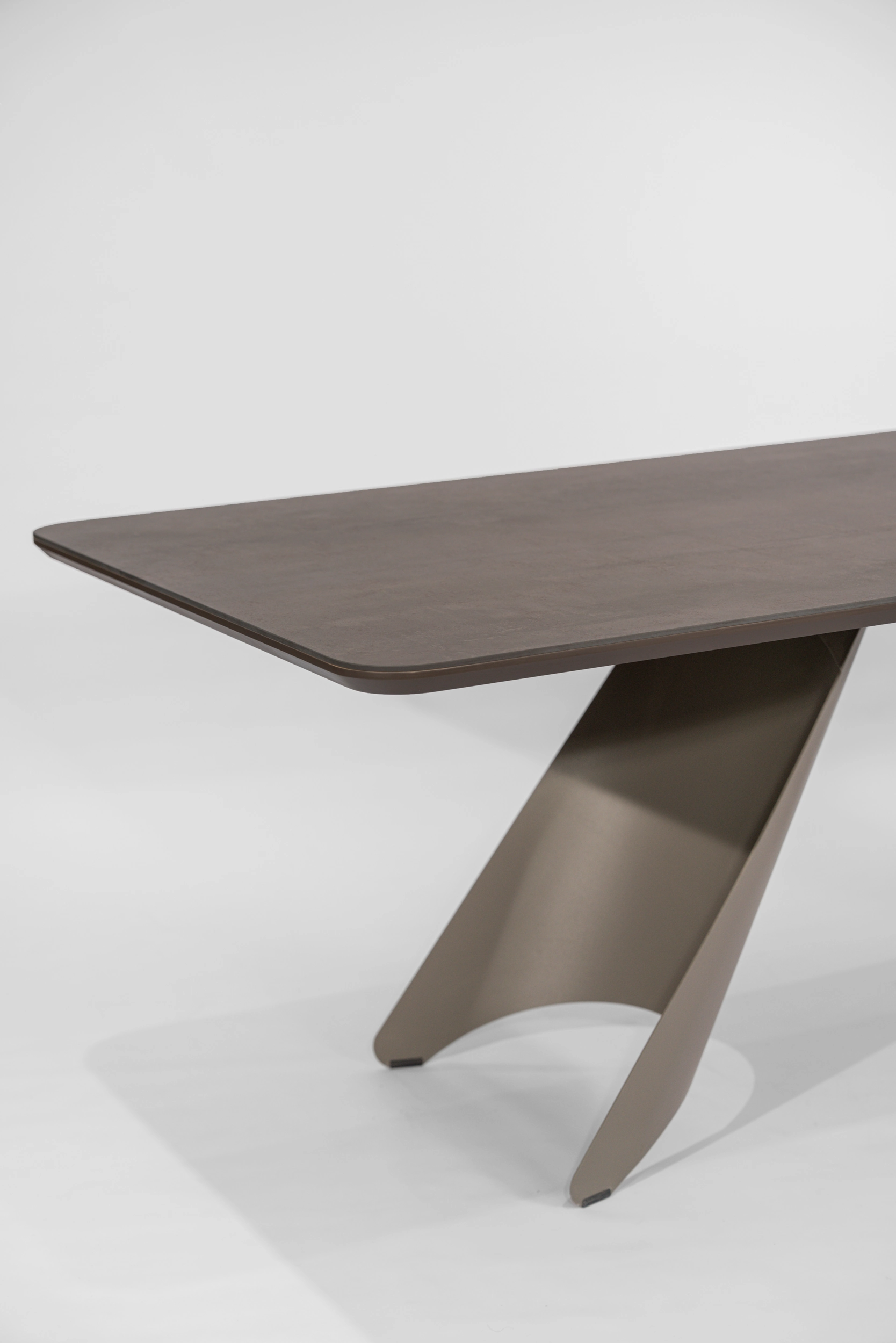 mesa-comedor-rectangular-sinterizada-neolith-iron-copper-detalle-base-hierro-gris-piedra