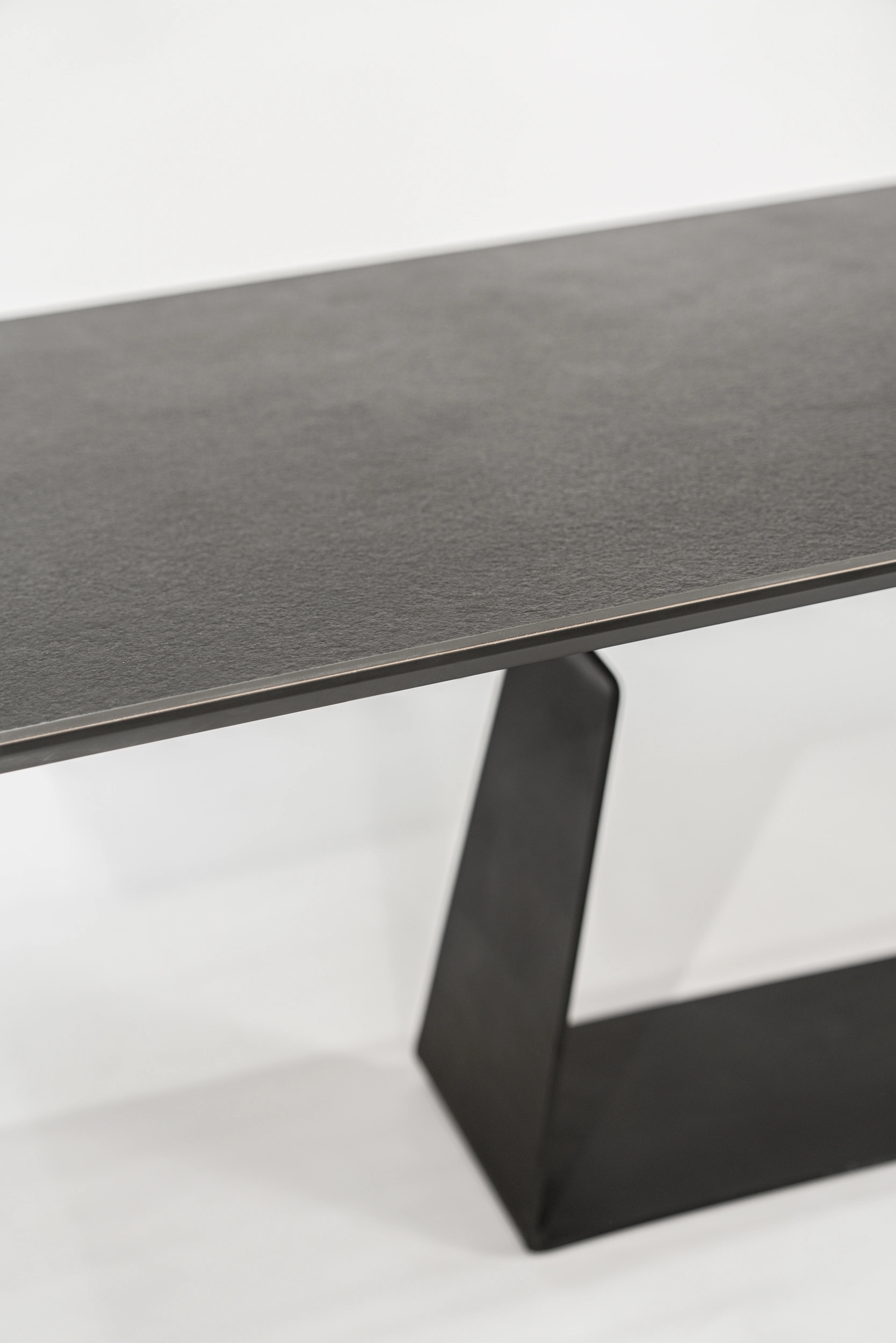 mesa-comedor-rectangular-sinterizada-neolith-nero-zimbabwe-detalle-base-hierro-negro