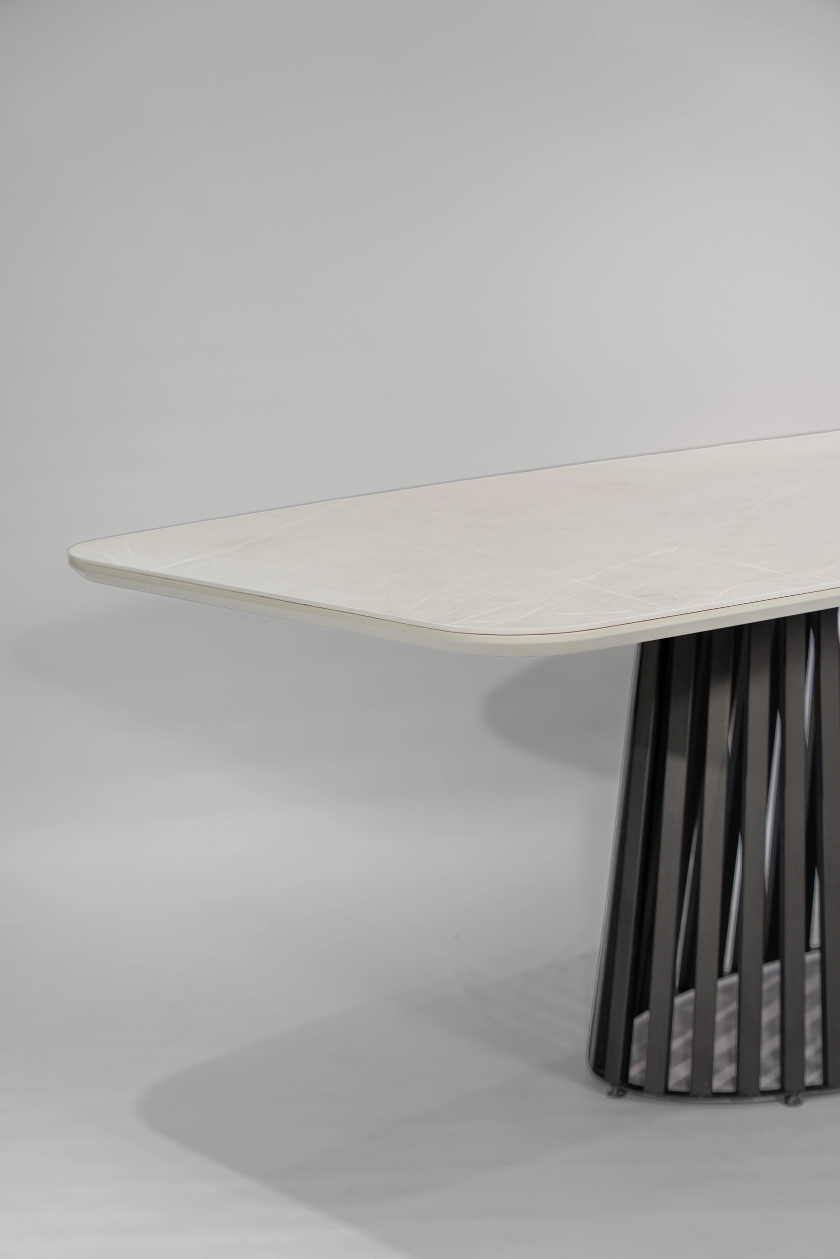 mesa-comedor-rectangular-sinterizada-neolith-zaha-stone-detalle-base-hierro