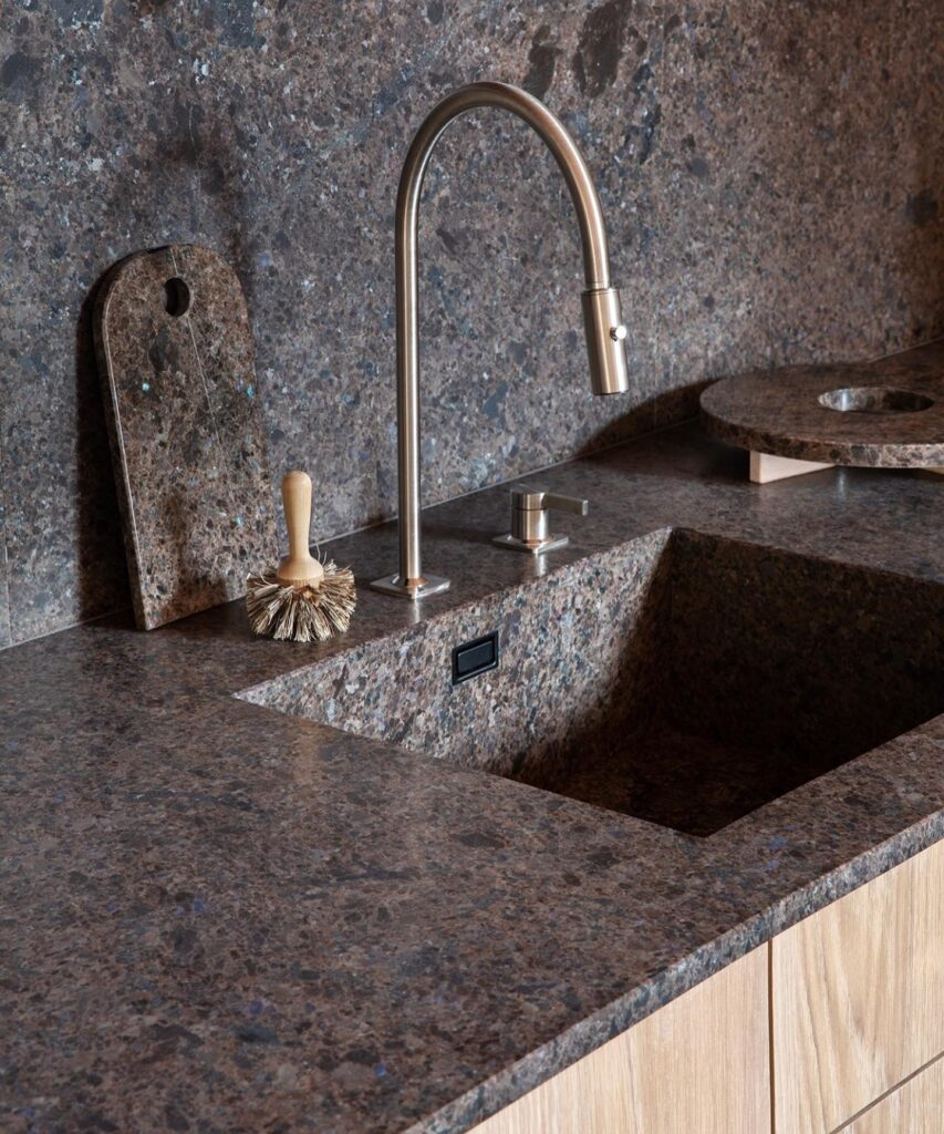 granito-lundhs-antique-mesada Granito lundhs antique sobre mesada de cocina con bacha integrada