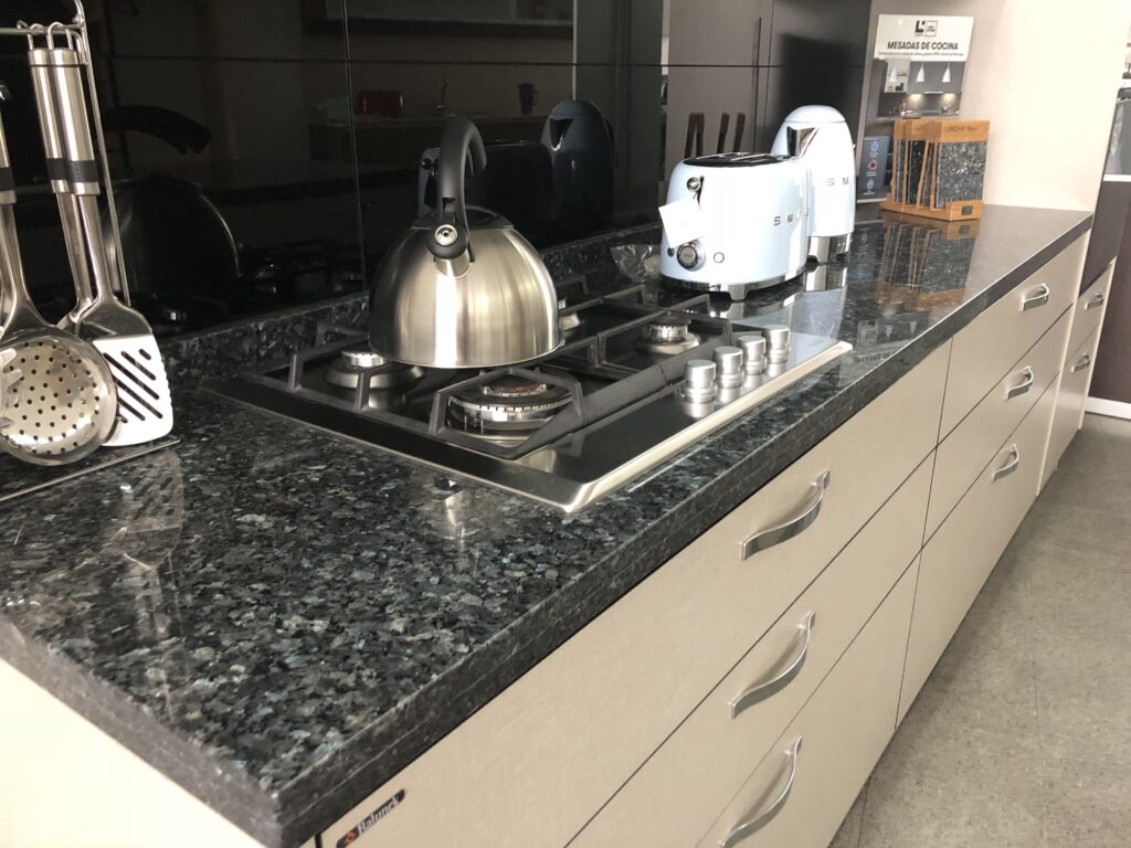 granito-lundhs-blue-mesada-de-cocina Granito Lundhs Blue mesada de cocina proyecto