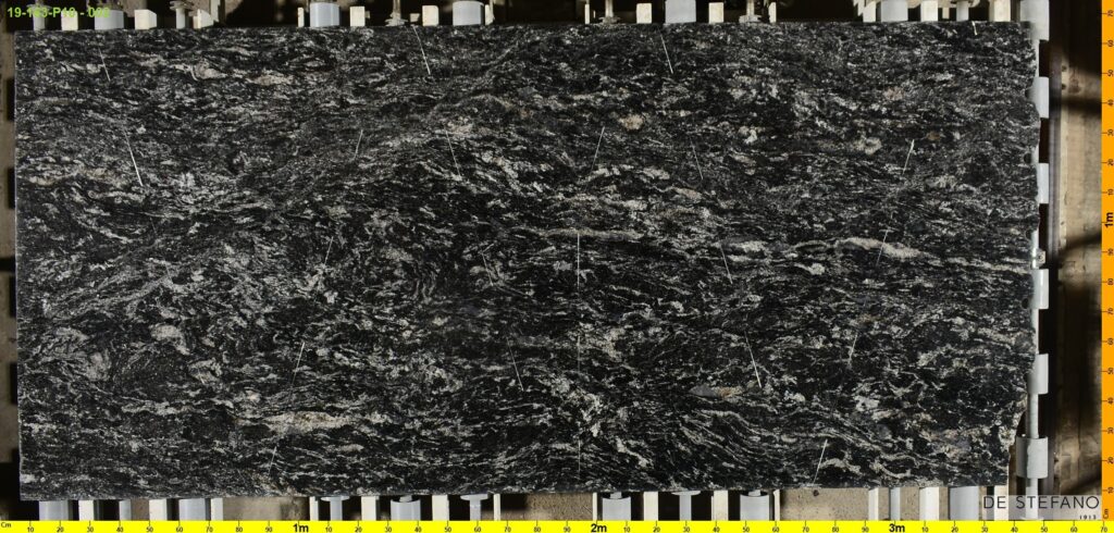 www.PicStone.com.br Granito negro boreal pulido vista frontal de una chapa entera