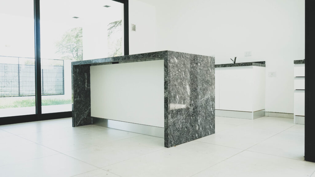 granito-rumi-black-mesada-isla-cocina Granito Rumi Black mesada de isla en cocina