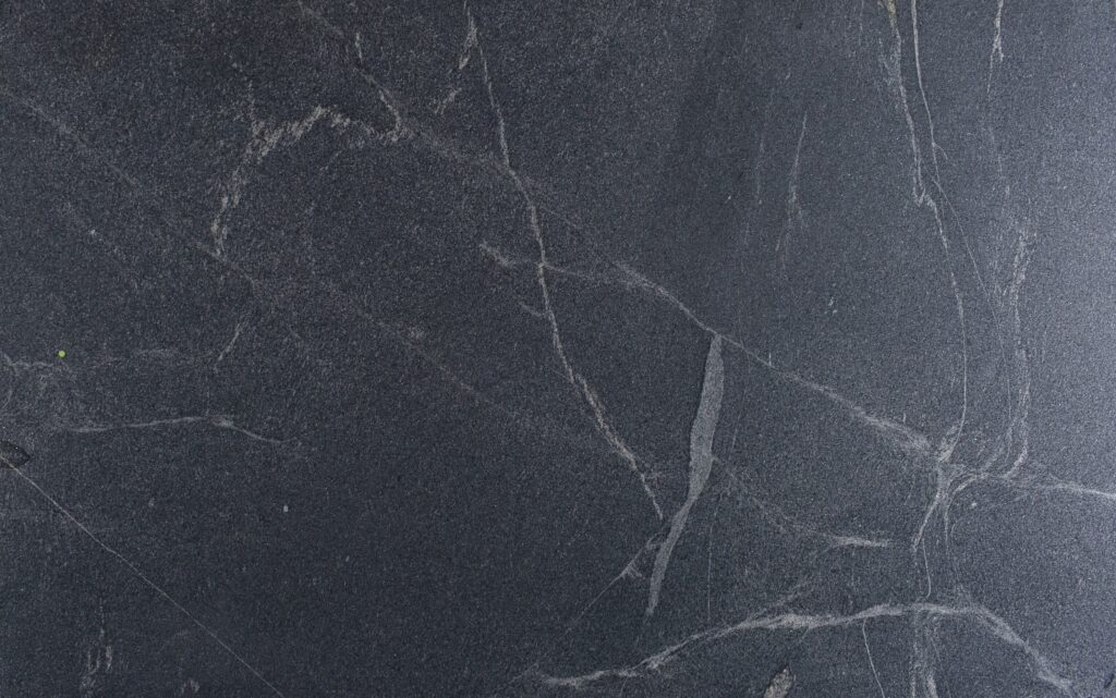 Instagram @picstone.br Granito Silver Grey de piedra natural en tonos gris oscuro con vetas sutiles, ideal para mesadas, revestimientos y proyectos de arquitectura e interiorismo.