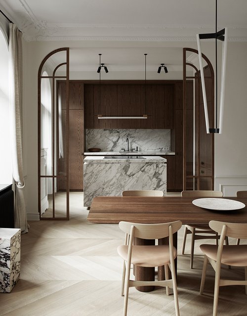 Bespoke wooden kitchen in the beautiful apartment Mármol Arabescato natural mesada isla y revestimiento de cocina