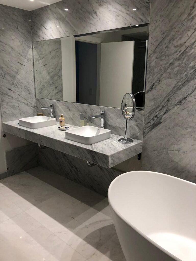marmol-blanco-carrara-mesada-y-revestimiento-de-baño-2 Mármol Blanco Carrara natural mesada y revestimiento de baño