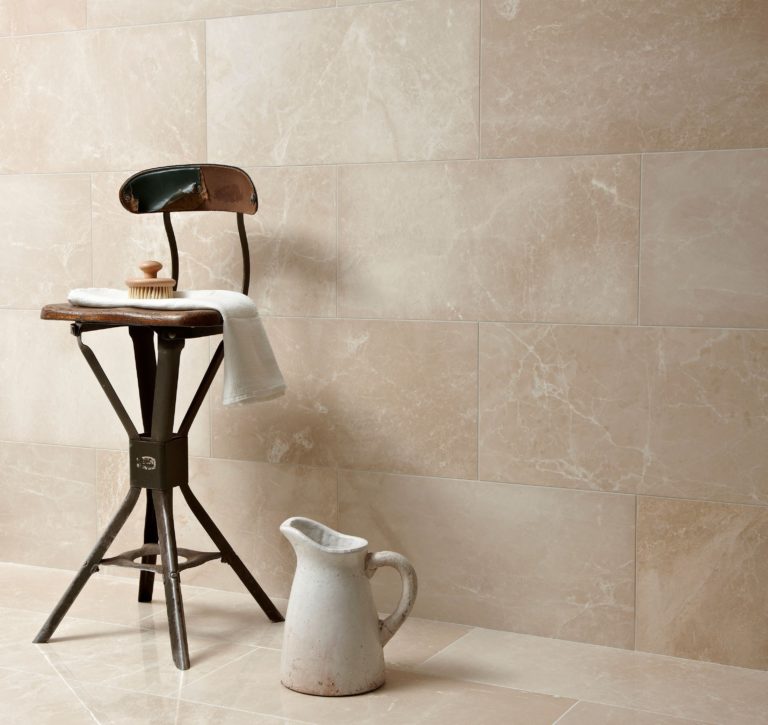marmol-botticino-revestimiento-pared-de-baño Mármol Botticino natural revestimiento en pared de baño