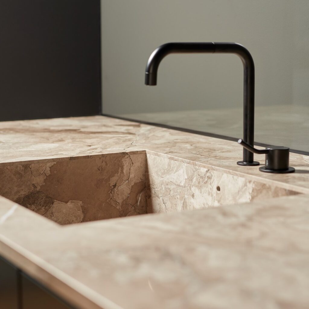 marmol-camouflage-mesada-baño Mármol Camouflage natural en mesada de baño