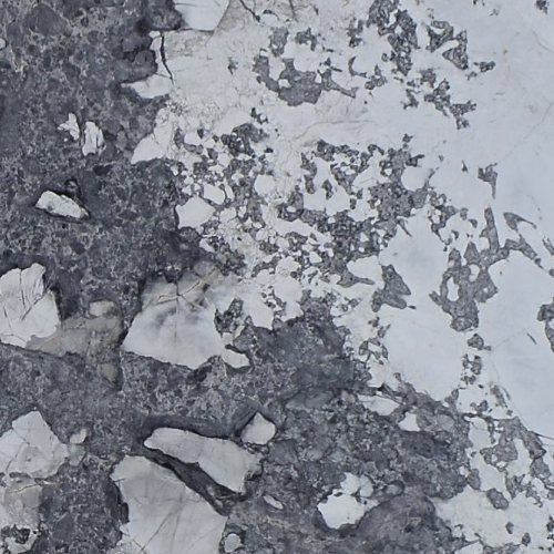 marmol-cotte-dazur Mármol Cotte D’azur natural con fondo blanco y expresivo veteado gris irregular, ideal para mesadas de baño, revestimientos y proyectos de interiorismo.
