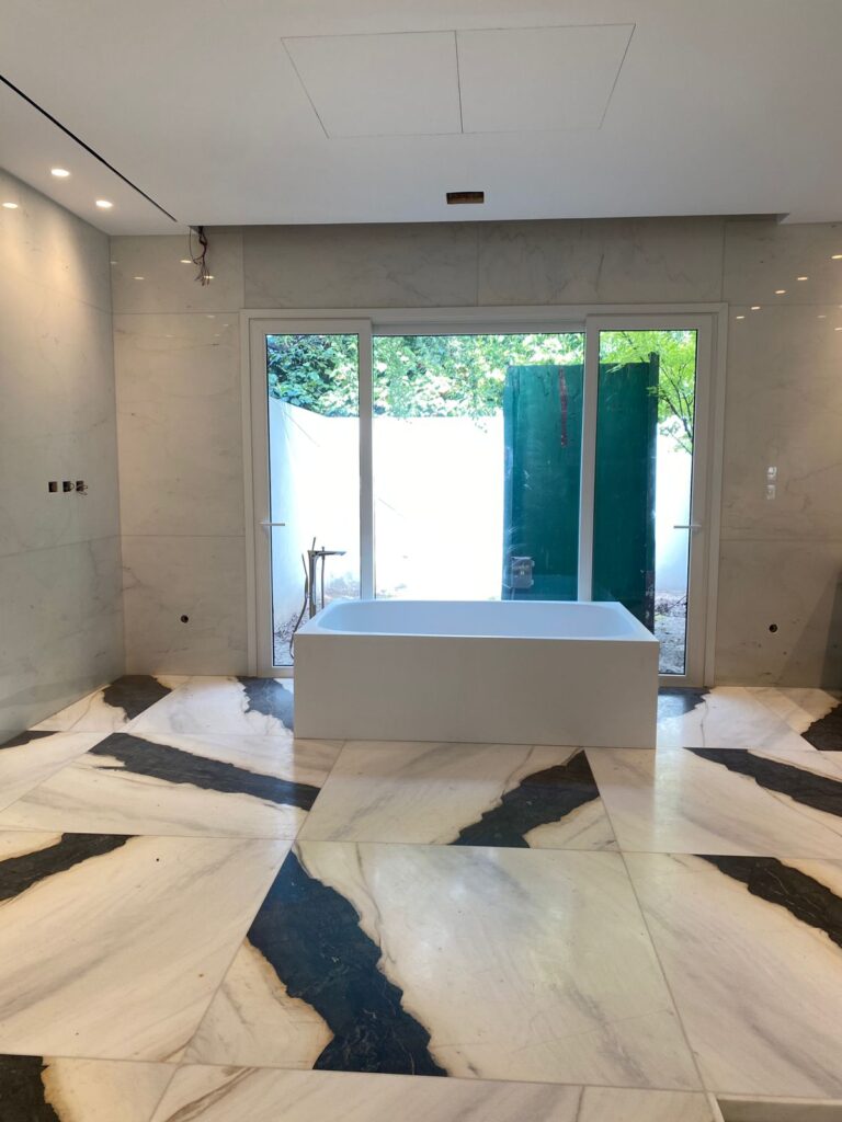 marmol-covelano-piso-baño Mármol Covelano natural aplicado en piso de baño interiorismo