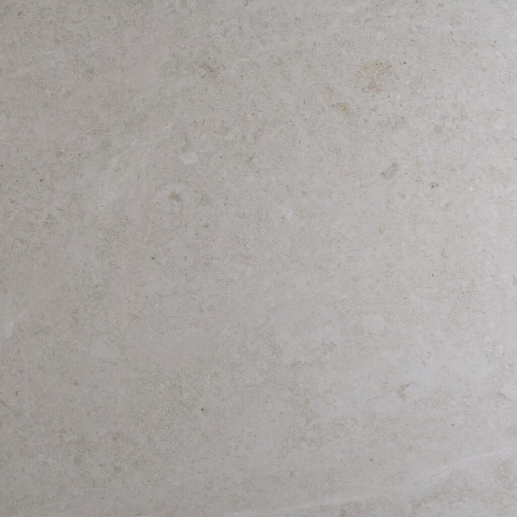 Mármol Desert Cream natural de color beige claro y textura uniforme, ideal para revestimientos, mesadas de baño, muebles de vanitory y proyectos de interiorismo contemporáneo.