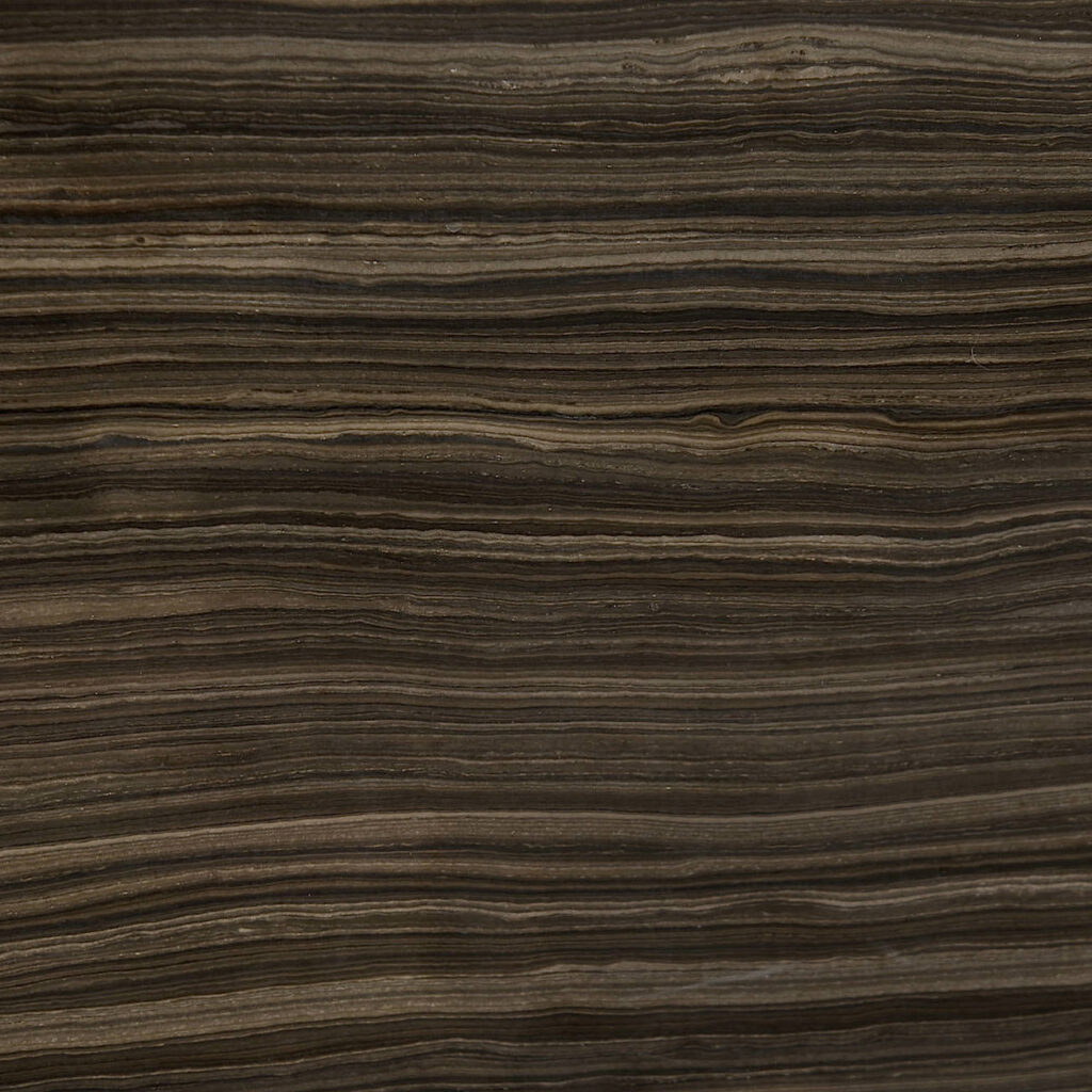 marmol-eramosa-brown Mármol Eramosa Brown natural con vetas lineales en tonos marrones y avellana, ideal para revestimientos, mesadas de baño, mesadas de vanitory y proyectos de interiorismo contemporáneos