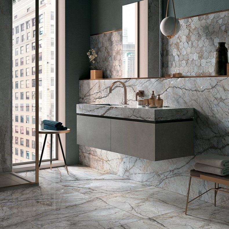 marmol-fantastic-grey-mesada-baño-piso-y-revestimeinto Mármol Fantastic Grey natural sobre mesada de baño, piso y revestimiento completo