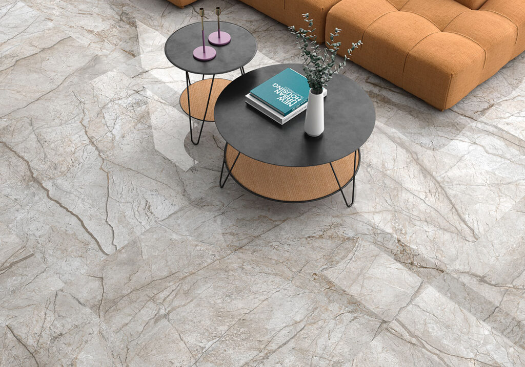 marmol-fantastic-grey-piso-completo Mármol Fantastic Grey natural aplicado sobre piso completo en formato de baldosas