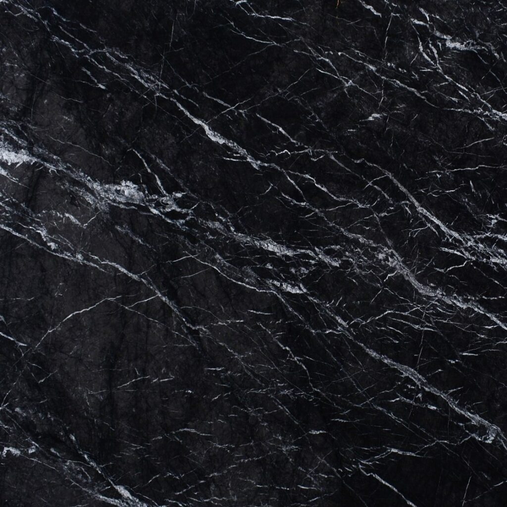 Instagram @picstone.br Mármol Grigio natural de color gris oscuro con finas vetas blancas, ideal para revestimientos, mesadas de baño, mesadas de vanitory y proyectos de interiorismo contemporáneo.