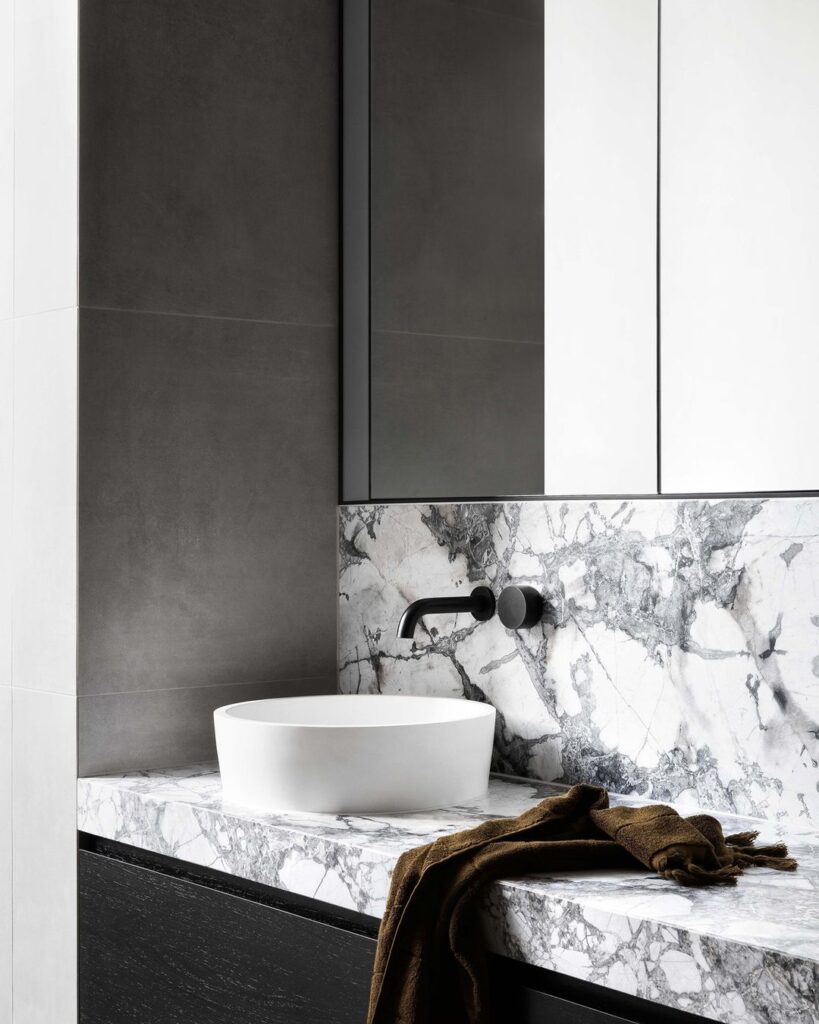 marmol-invisible-grey-gold-mesada-y-revestimiento-de-baño Mármol Invisible Grey Gold natural mesada de baño y revestimiento