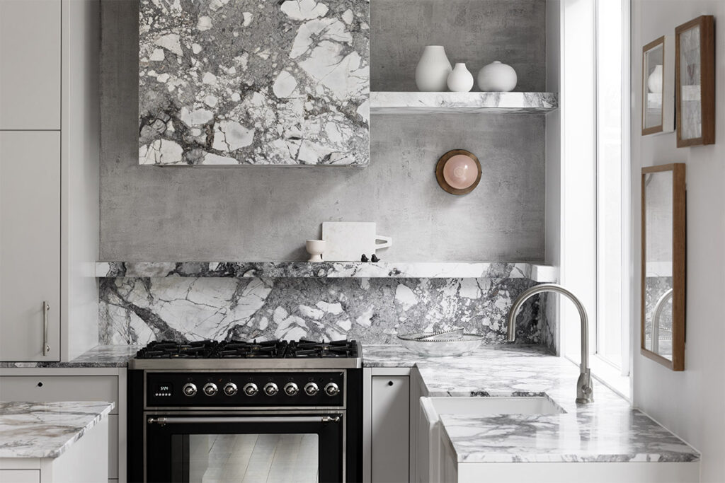 marmol-invisible-grey-gold-mesada-y-revestimiento-de-cocina Mármol Invisible Grey Gold natural mesada de cocina y revestimiento