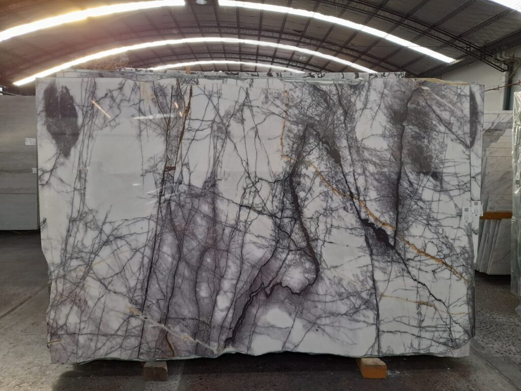 marmol-lilac-chapa-completa Mármol Lilac natural chapa completa vista frontal