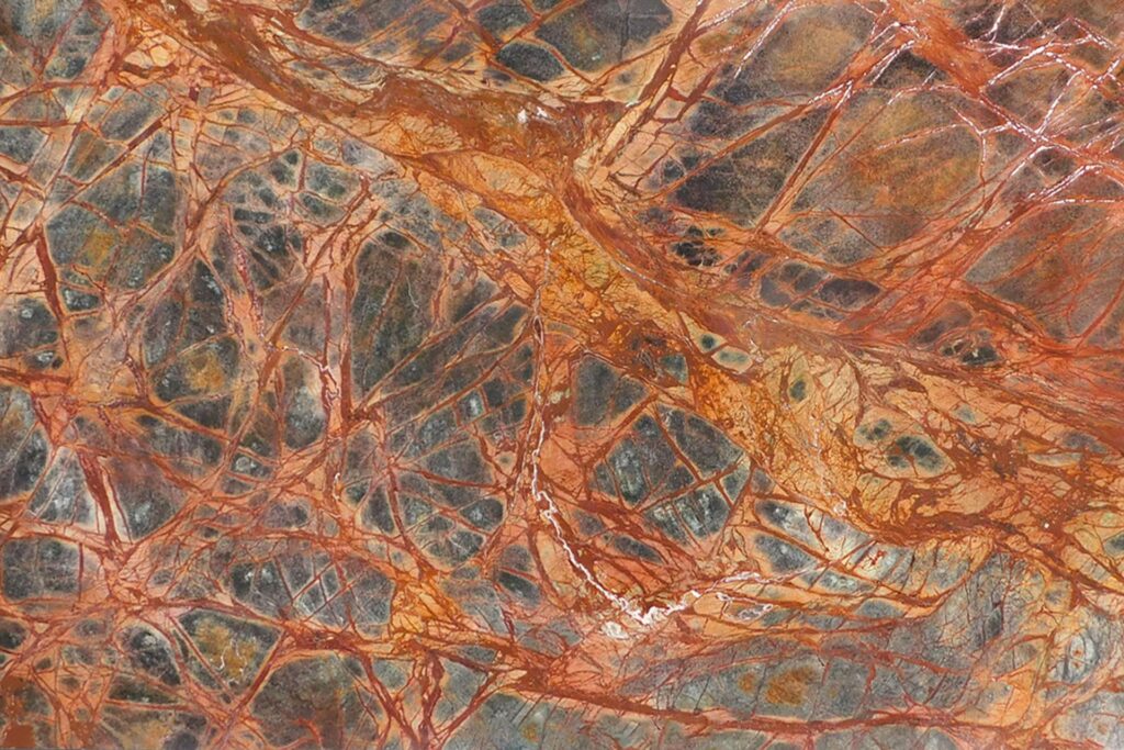 marmol-marron-bosque Mármol Marrón Bosque natural con tonos marrones, rojizos y ocres y marcadas vetas ramificadas, ideal para mesadas de baño, revestimientos y proyectos de interiorismo.