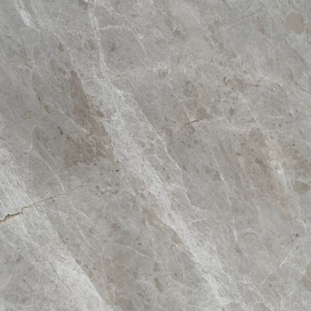 marmol-moon-beige Mármol Moon Beige natural de color crema con suaves vetas beige y grises, ideal para revestimientos, mesadas de baño, mesadas de vanitory y proyectos de interiorismo contemporáneo.