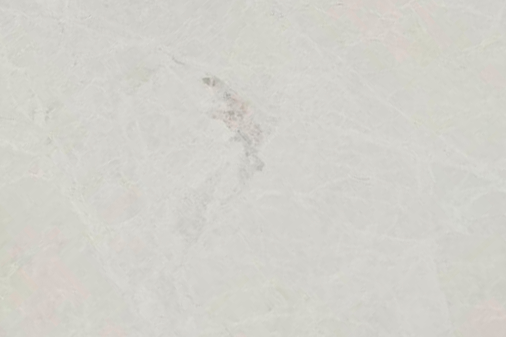 marmol-mosa-white Mármol Mosa White natural de tonalidad clara con sutiles matices beige y delicadas vetas, ideal para mesadas de baño, revestimientos y proyectos de interiorismo.