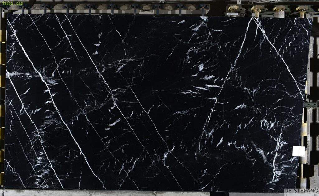 Instagram @picstone.br Mármol Negro Marquina natural chapa completa vista frontal