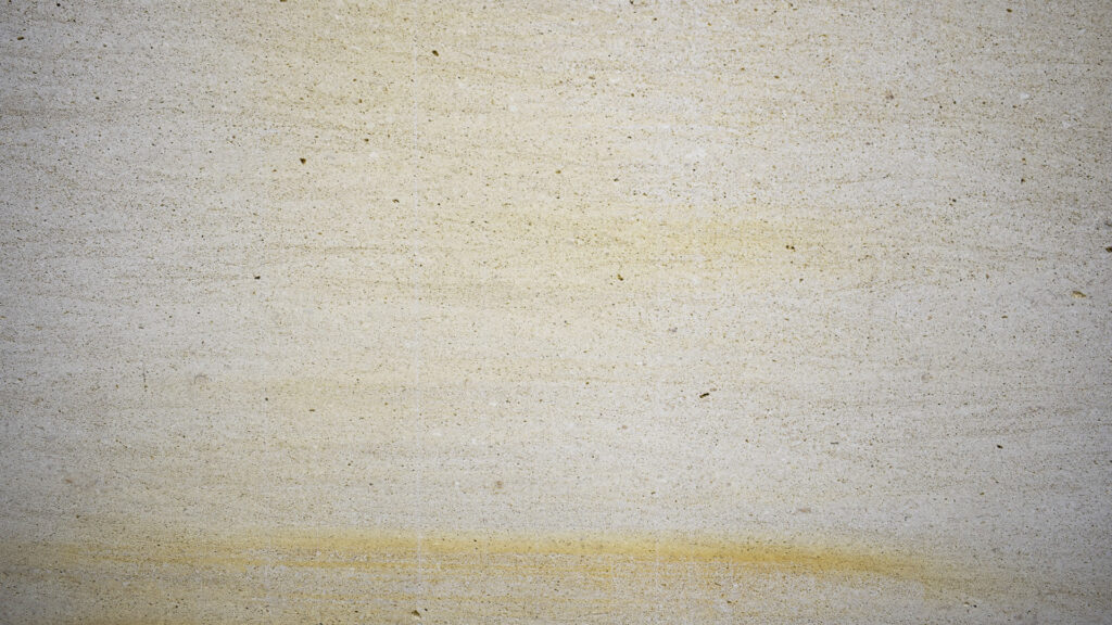 marmol-niwala Mármol Niwala natural de tonalidad crema con sutiles variaciones beige y amarillentas y terminación rústica, ideal para mesadas de baño, revestimientos y proyectos de interiorismo.