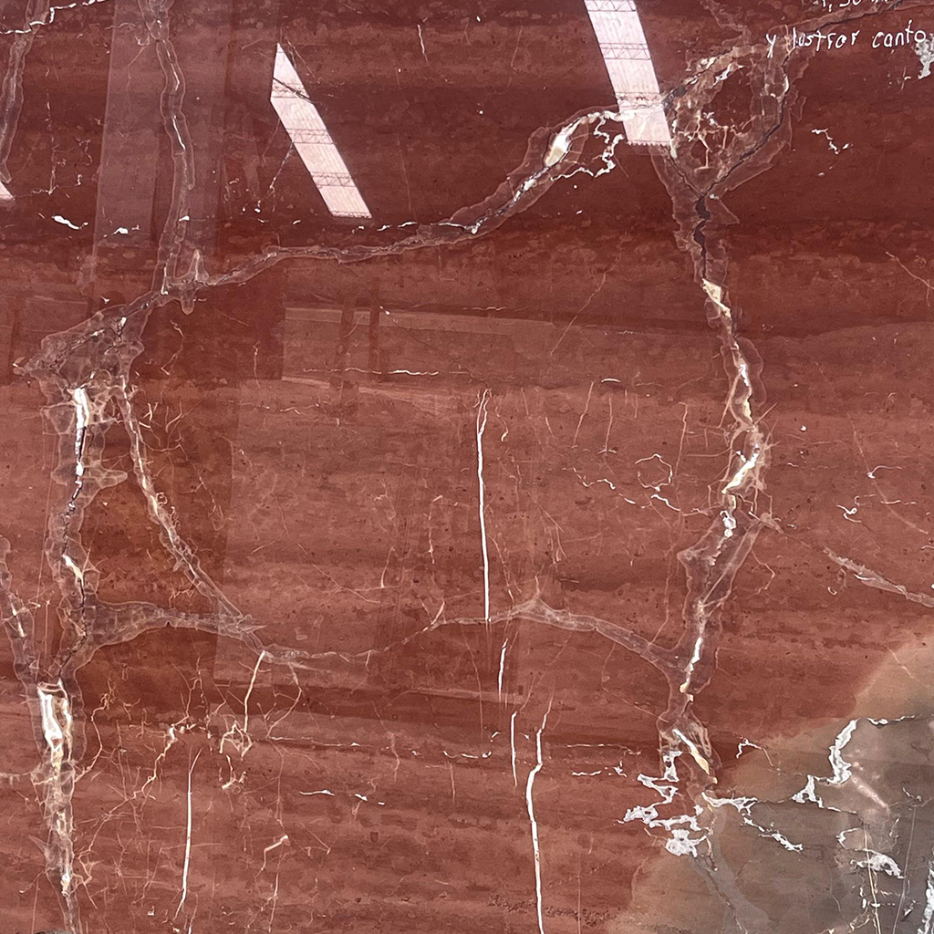 marmol-rosso-collemandina Mármol Rosso Collemandina natural con fondo rojizo y vetas blancas y grisáceas irregulares, ideal para mesadas de baño, revestimientos y proyectos de interiorismo.