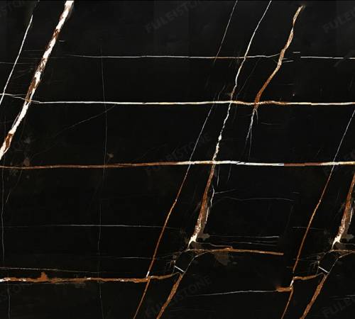 marmol-sahara-noir Mármol Sahara Noir natural de fondo negro con vetas blancas y sutiles destellos dorados, ideal para revestimientos, mesadas de baño, mesadas de vanitory y proyectos de interiorismo de alta gama.