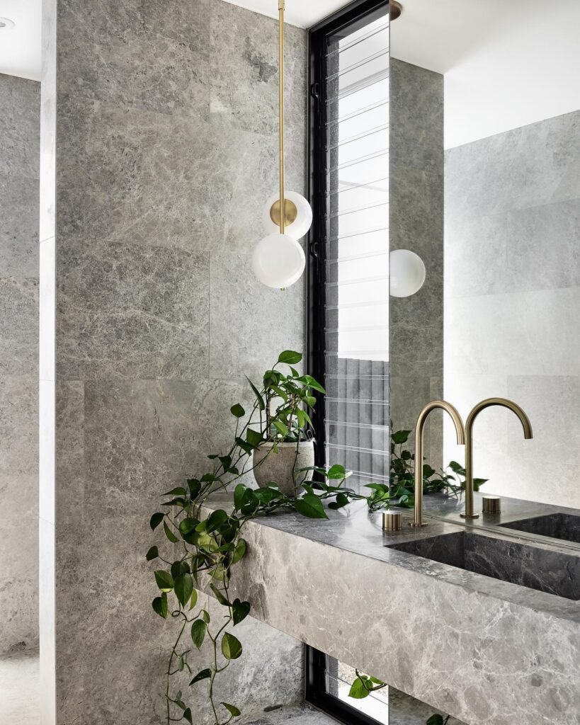 marmol-tundra-black-mesada-y-revestimiento-baño