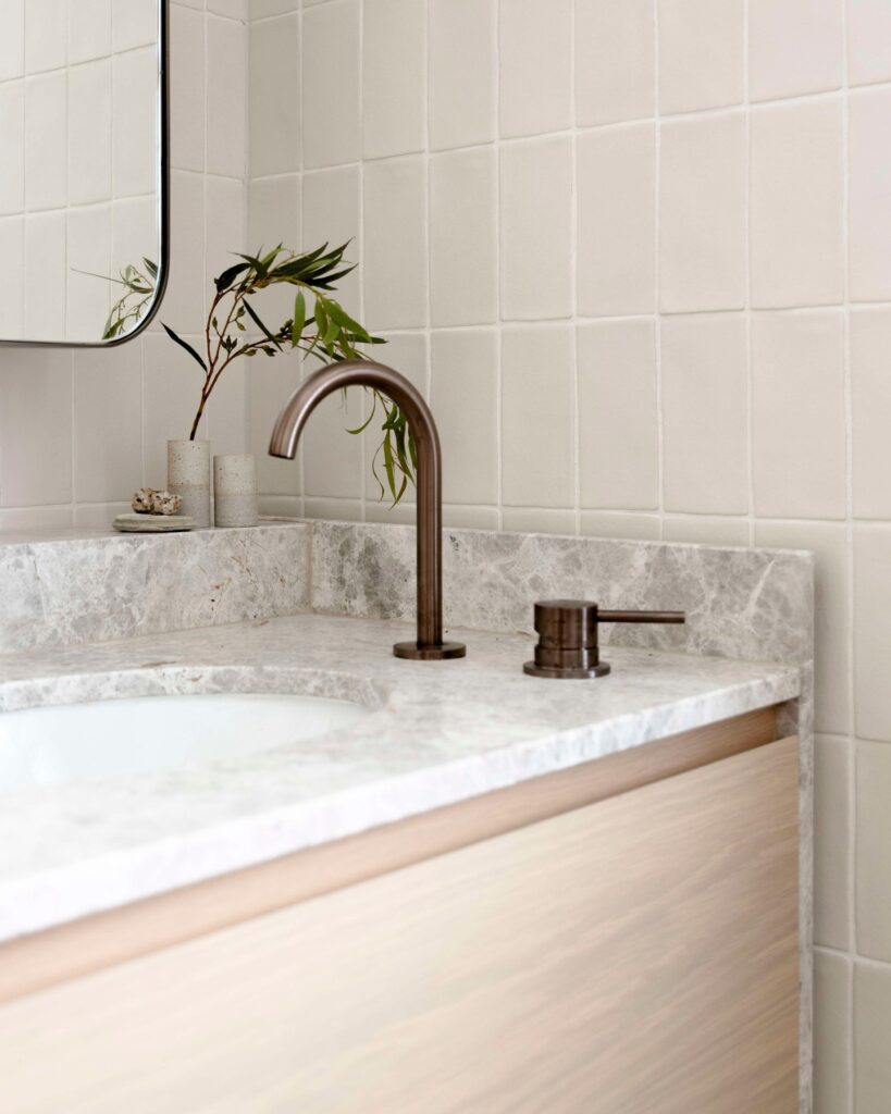 marmol-tundra-grey-mesada-baño-interiorismo Mármol Tundra Grey natural mesada baño ineriorismo