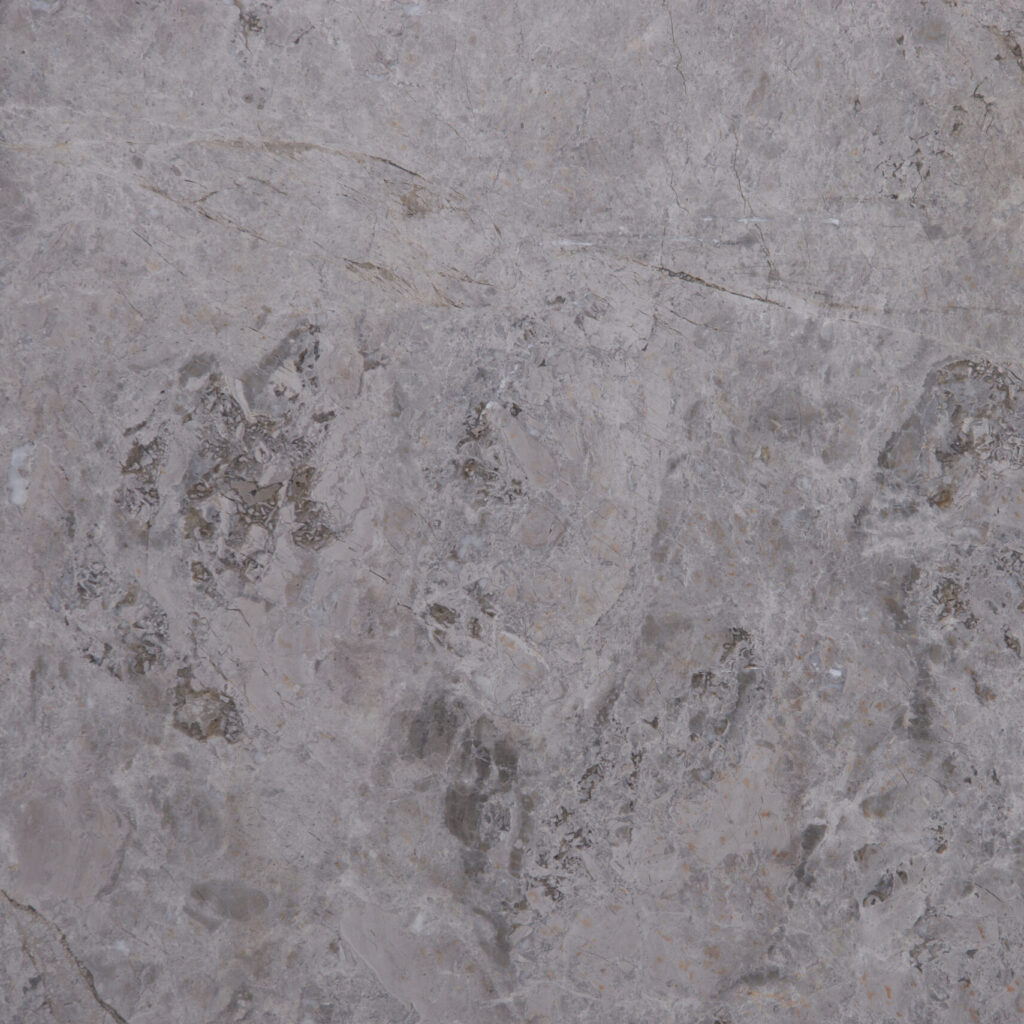 marmol-tundra-grey Mármol Tundra Grey natural de color gris con vetas suaves, ideal para revestimientos, mesadas de baño, muebles de vanitory y proyectos de interiorismo contemporáneo.