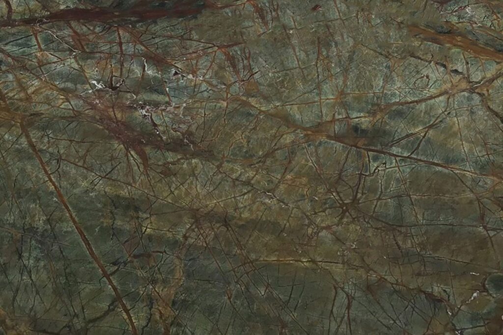marmol-verde-bosque Mármol Verde Bosque natural con fondo verde profundo y expresivas vetas marrones, ideal para mesadas de baño, revestimientos y proyectos de interiorismo.