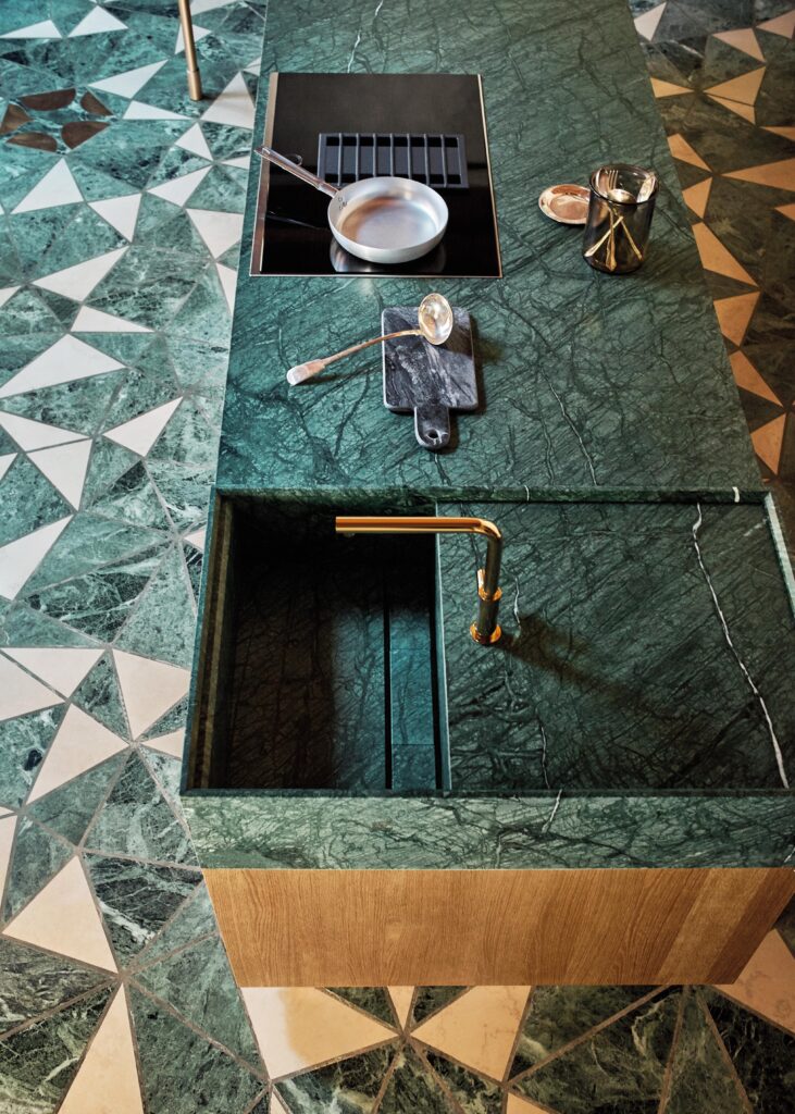 marmol-verde-oriental-mesada-isla-cocina Mármol Verde Oriental natural en mesada de isla de cocina