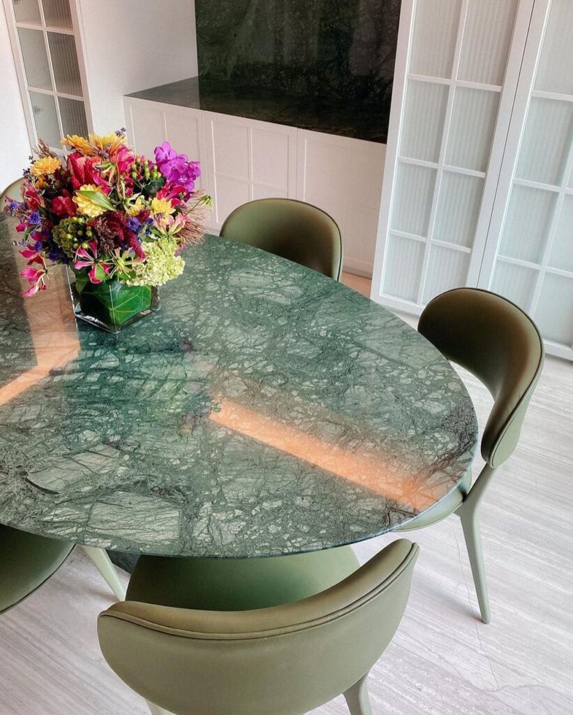 marmol-verde-oriental-tapa-de-mesa-de-comedor Mármol Verde Oriental natural en tapa de mesa de comedor