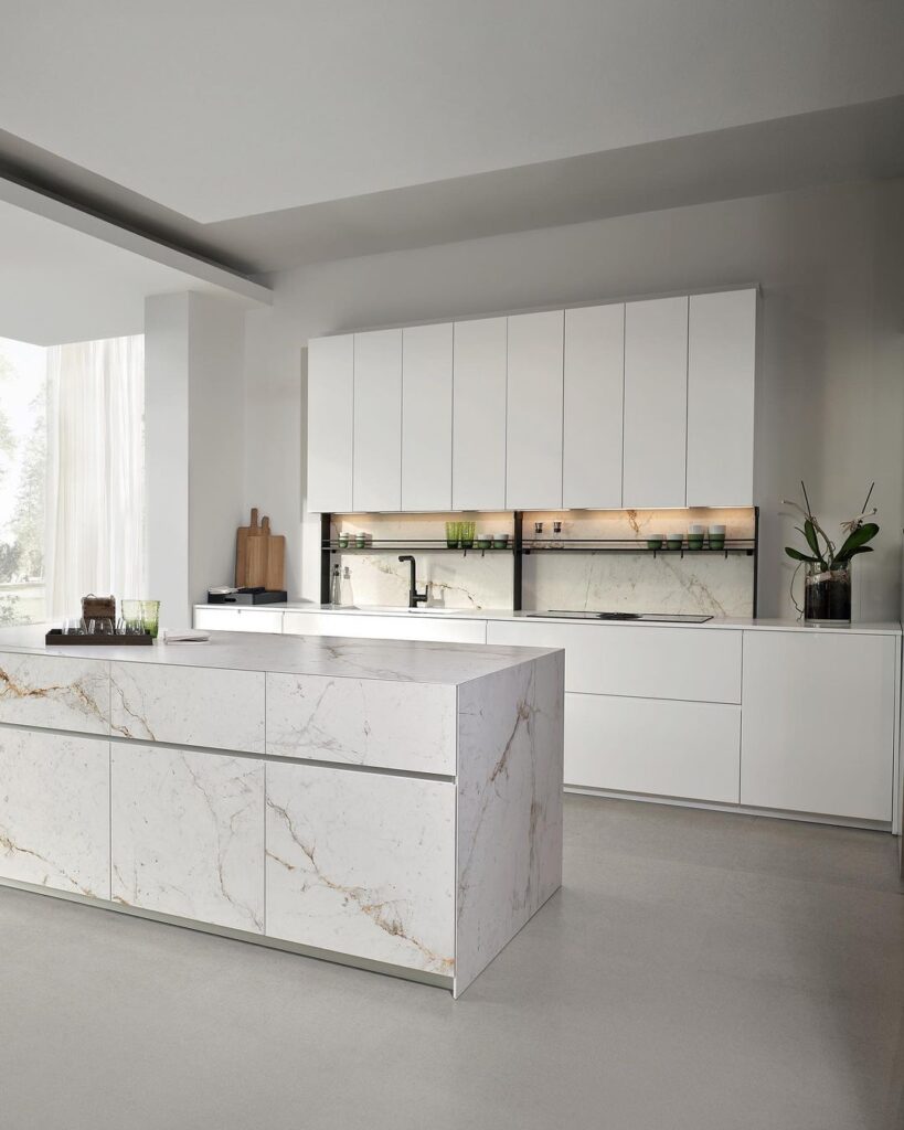 neolith-abu-dhabi-piedra-sinterizada-mesada-cocina-isla-y-revestimiento Neolith Abu Dhabi White, piedra sinterizada en mesada de isla cocina y revestimiento