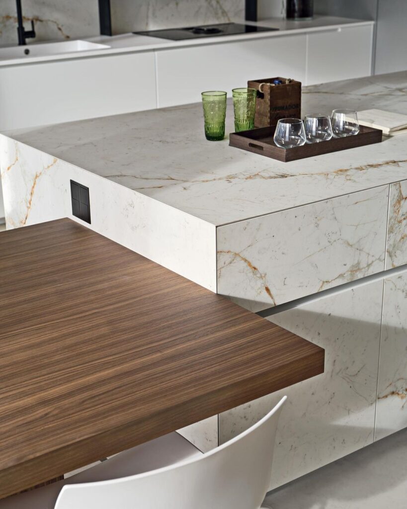 neolith-abu-dhabi-piedra-sinterizada-mesada-isla-cocina Neolith Abu Dhabi White, piedra sinterizada en mesada de isla cocina