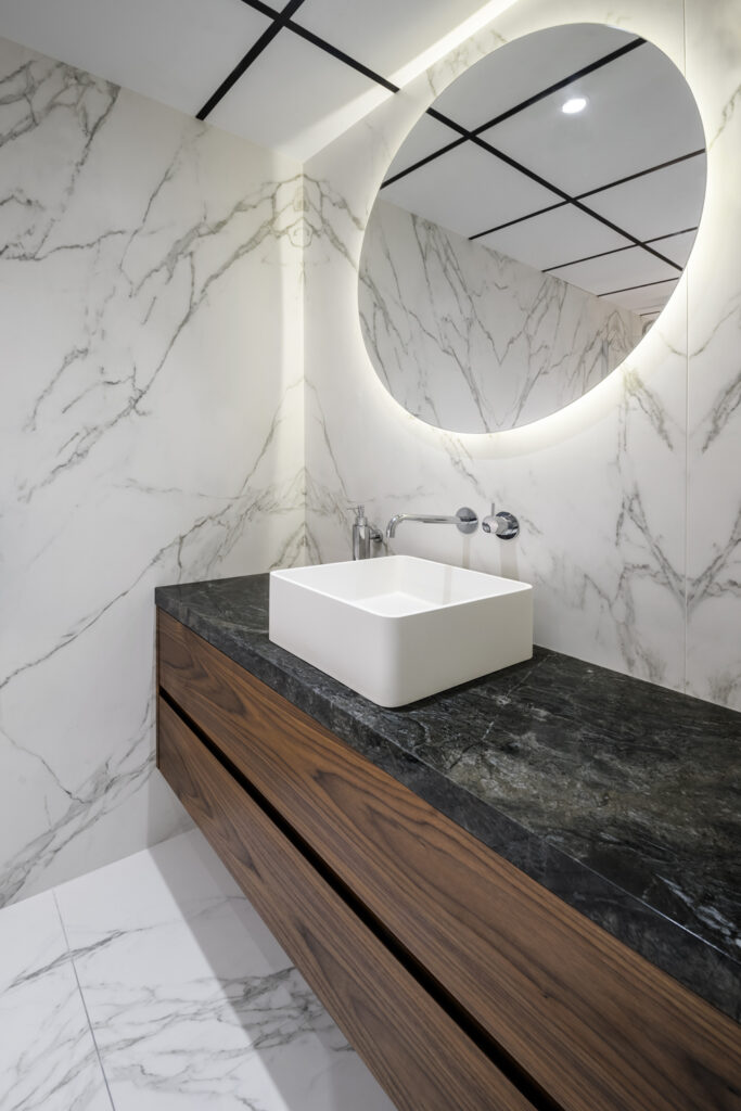 Neolith Amazonico, piedra sinterizada Neolith Amazonico, piedra sinterizada en mesada de baño