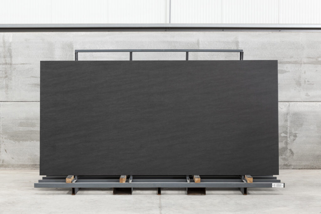 THESIZE SURFACES - NEOLITH Almassora - Castellón - Spain Neolith Basalt Black, piedra sinterizada chapa completa vista frontal
