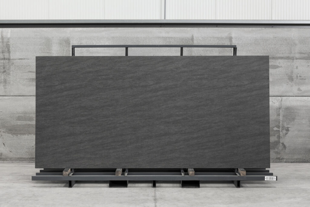 THESIZE SURFACES - NEOLITH Almassora - Castellón - Spain Neolith Basalt Grey, piedra sinterizada chapa completa vista frontal