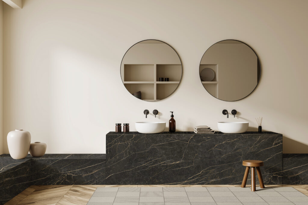 Beige,Bathroom,Interior,With,Double,Sink,And,Round,Mirror,,Stool Neolith Black Obsession, piedra sinterizada en mesada de baño y revestimiento mueble