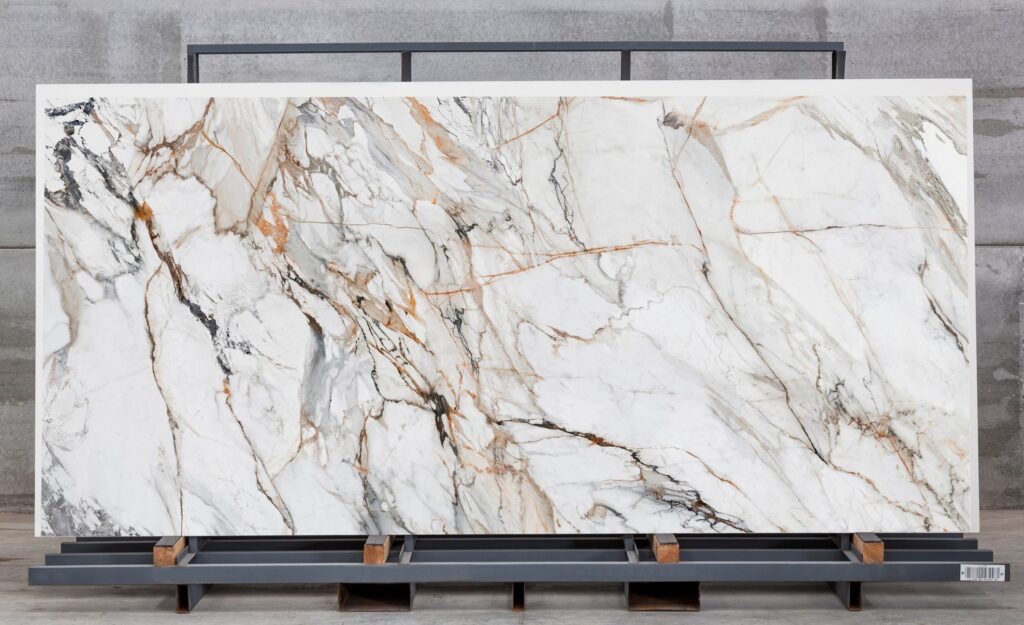 neolith-calacatta-luxe-piedra-sinterizada-chapa-completa Neolith Calacatta Luxe, piedra sinterizada chapa completa vista frontal