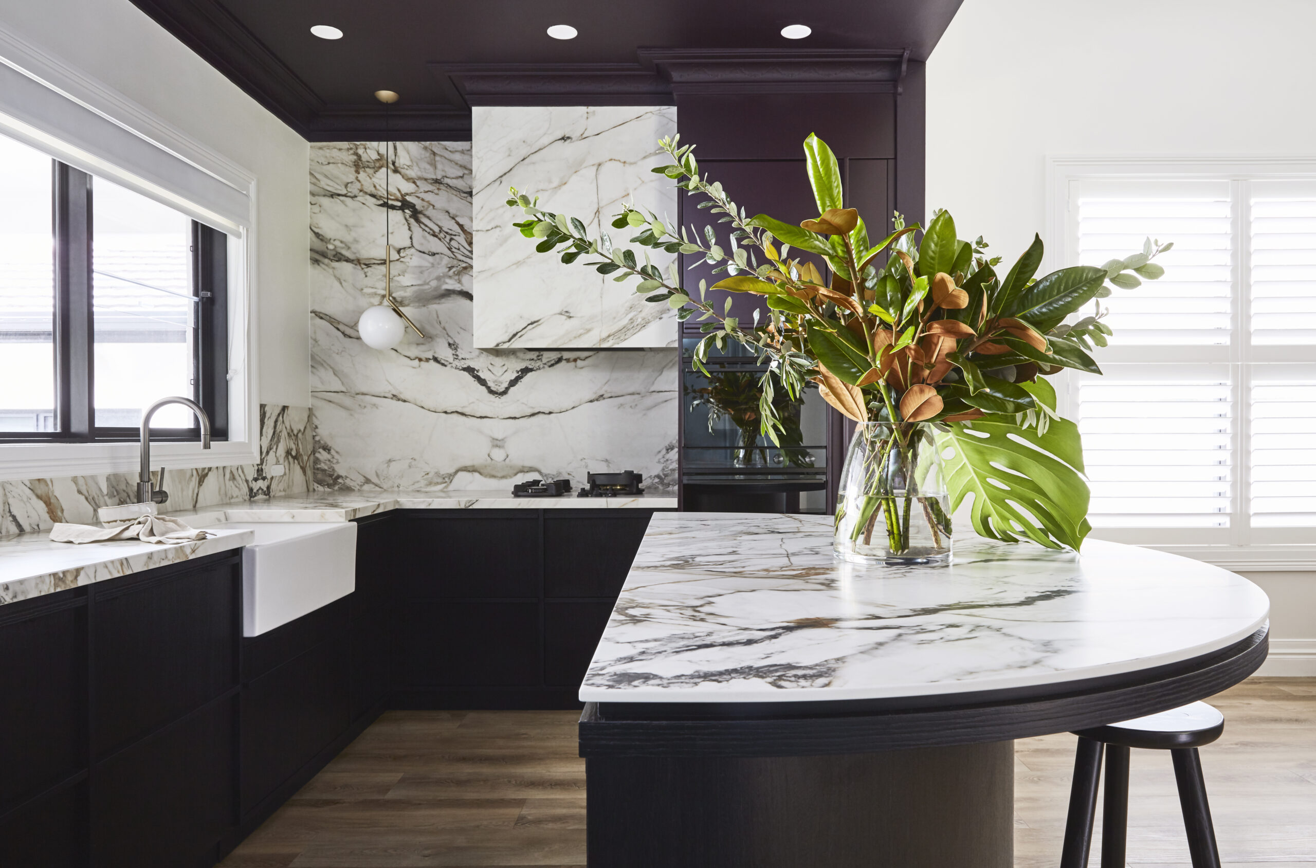 neolith-calacatta-luxe-piedra-sinterizada-mesada-cocina-y-revestimiento-e-isla-cocina- Neolith Calacatta Luxe, piedra sinterizada mesada cocina, isla y revestimiento de cocina