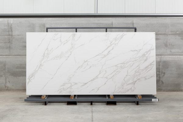 neolith-calacatta-piedra-sinterizada-chapa-completa Neolith Calacatta, piedra sinterizada chapa completa vista frontal