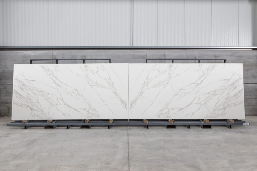 THESIZE SURFACES - NEOLITH Almassora - Castellón - Spain Neolith Calacatta, piedra sinterizada chapas completas vista frontal bookmatch