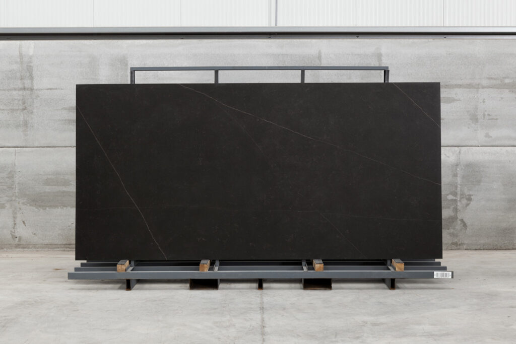 THESIZE SURFACES - NEOLITH Almassora - Castellón - Spain Neolith Calatorao, piedra sinterizada chapa completa vista frontal